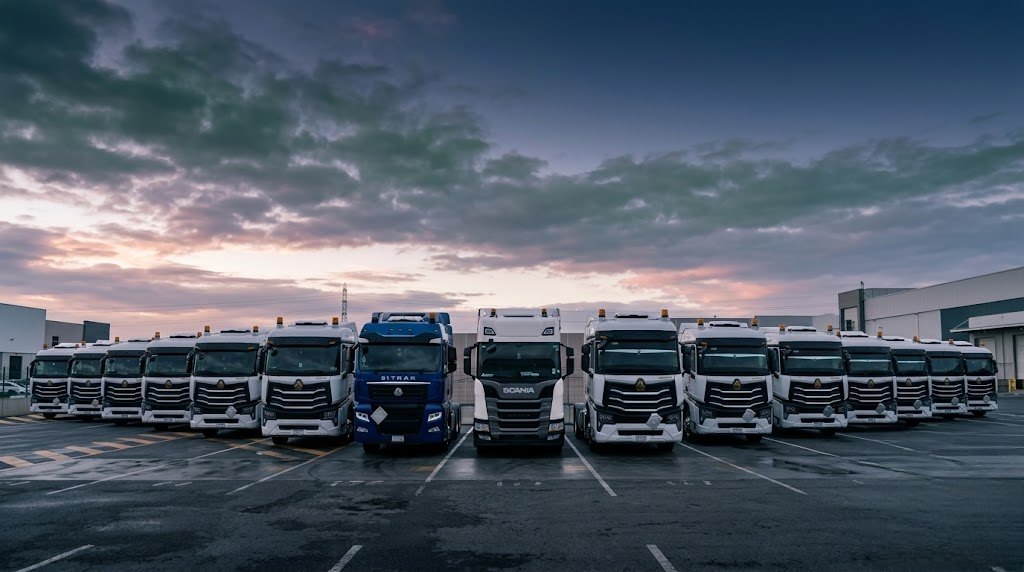 Flota propia de Yardex, tractocamiones en formación al atardecer